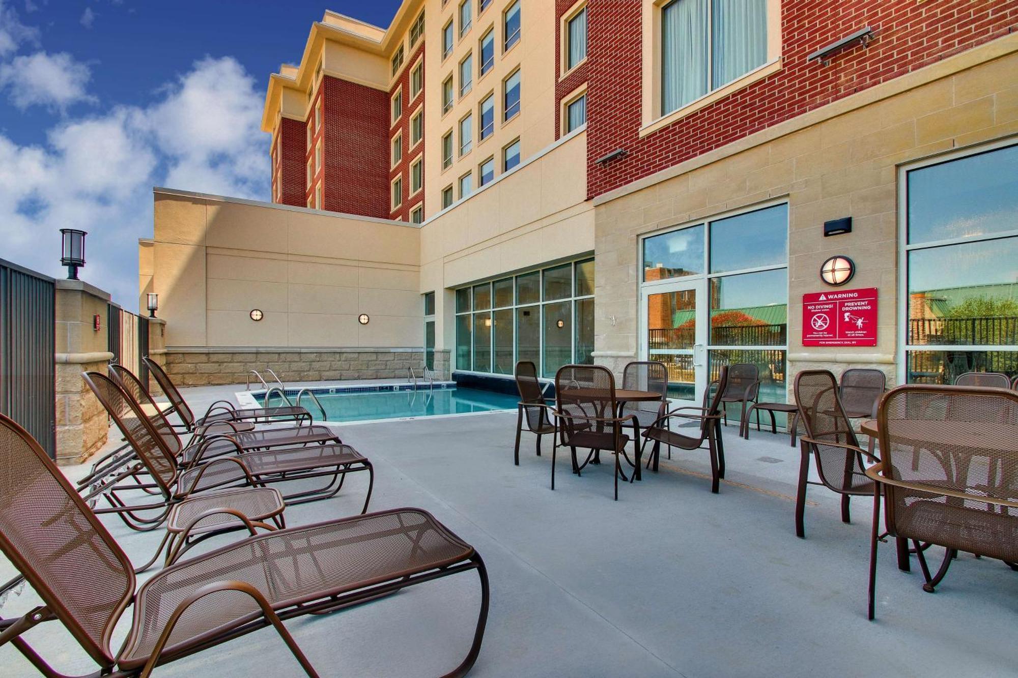 Drury Inn & Suites Iowa City คอรัลวิลล์ ภายนอก รูปภาพ